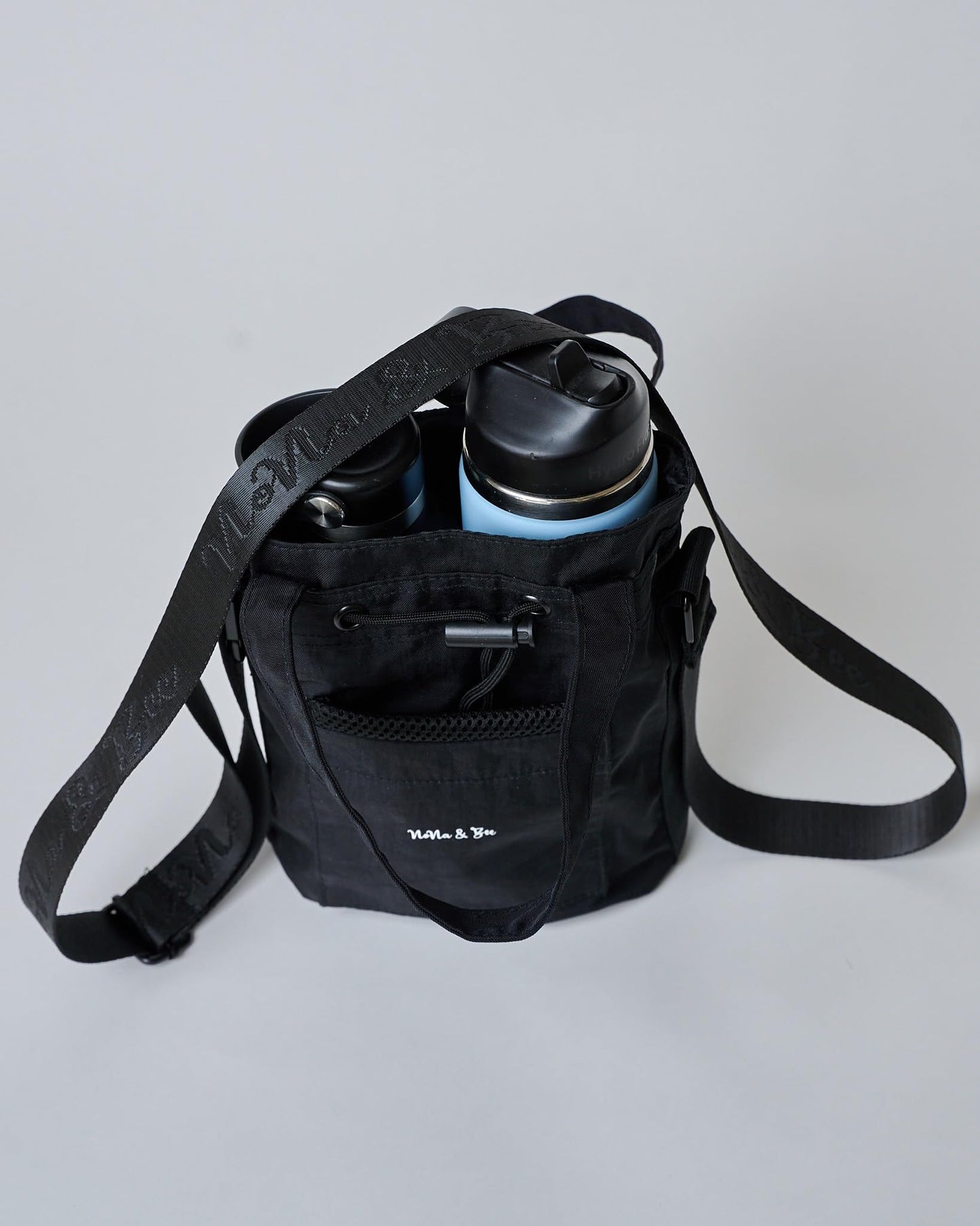 NoNa & Bee Original Water Bottle Holder with Strap, Hands-Free Crossbody Water Bottle Carrier Bag with Phone Pocket (Black)